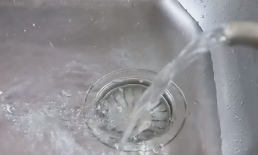 Abfluss heißes Wasser durchspülen