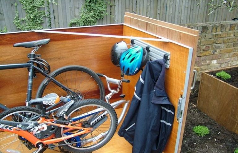 Ein Mann hat sich diesen kleinen Schuppen im gebaut. Du