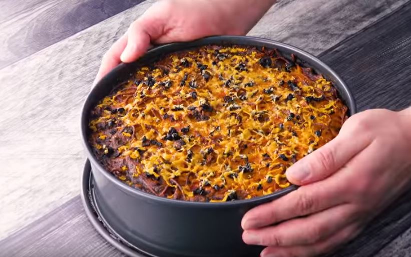 Er backt Spaghetti in einer Springform und guck mal wie lecker das